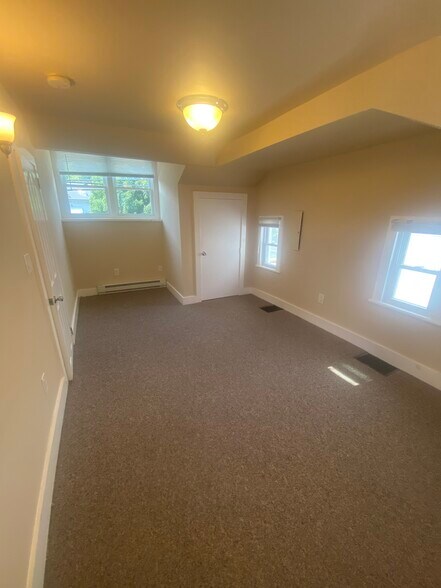 Building Photo - 261 Main St