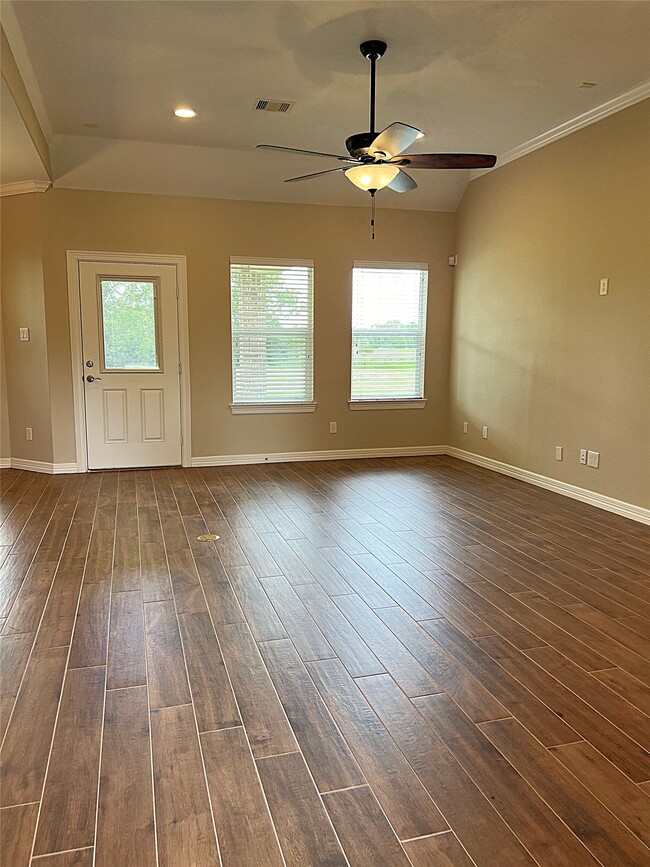 Building Photo - 9723 Highland Pointe Dr
