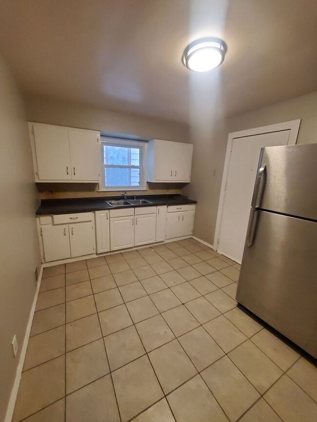 Building Photo - 4 Bedroom single family