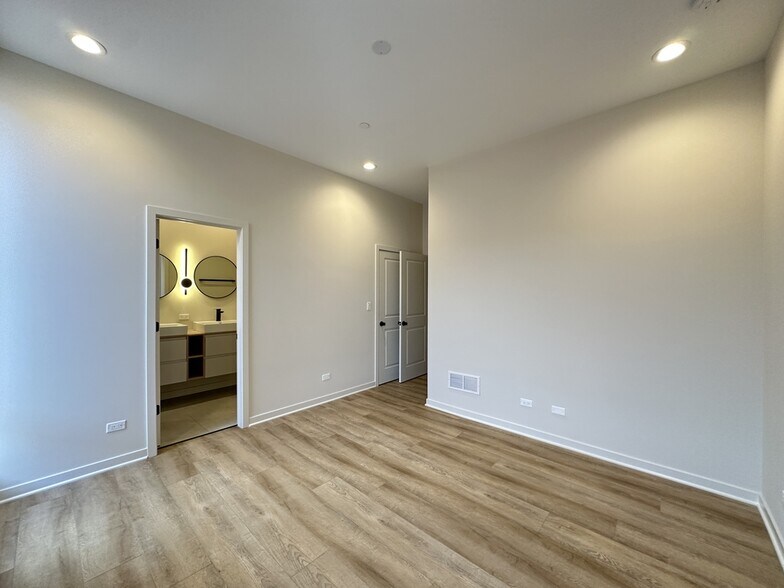 Building Photo - 3207 N Narragansett Ave