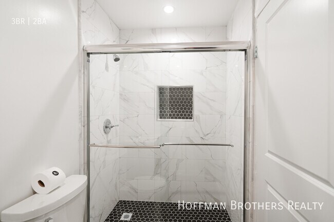 Building Photo - 7441 Hazeltine Ave