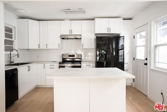 Building Photo - 15915 Wyandotte St