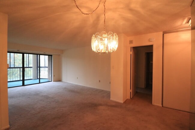 Building Photo - 15107 Interlachen Dr