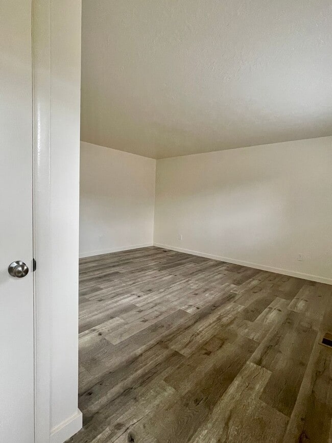 Building Photo - 188 N Pingree Ave