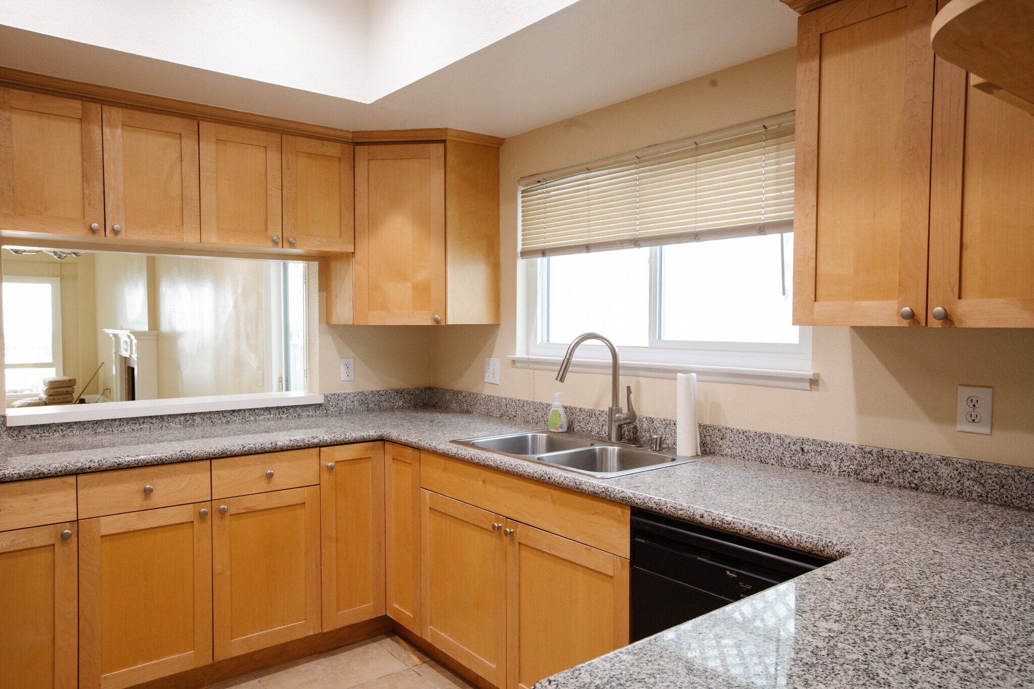 Building Photo - 10933 Wellworth Ave