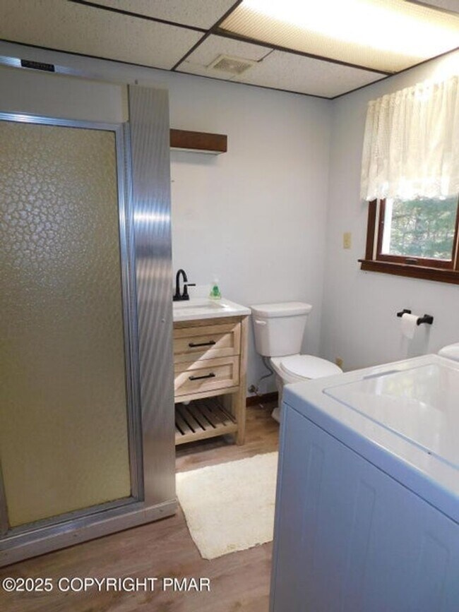 Building Photo - 3-bedroom, 2-bath home featuring an open f...