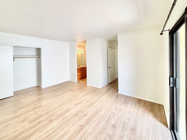 Building Photo - Oxnard | Welcome to the Pearl of Oxnard Du...