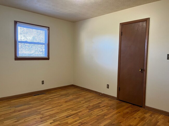 Building Photo - ADORABLE 3 BEDROOM HOUSE- FENCED BACK YARD