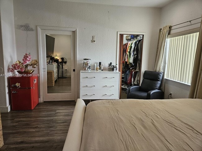 Building Photo - 718 SE 12th Ter