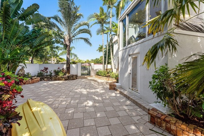 Building Photo - 811 Palm Trail