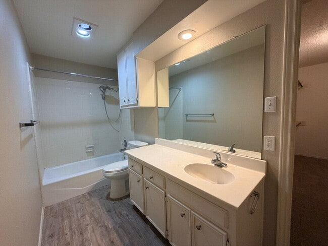 Building Photo - 8232 Raleigh Ave