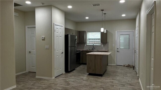 Building Photo - 4902 N Hiawatha Dr