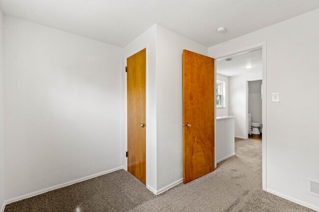 Building Photo - AVAILABLE SEPT 1ST!! GORGEOUS 3 BEDROOM IN...