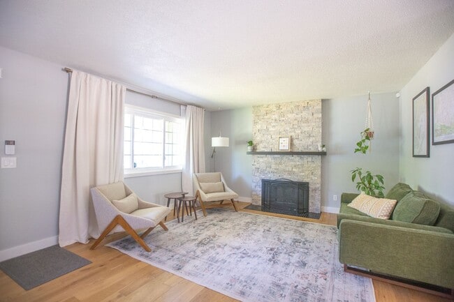 Building Photo - SE Portland 3 Bedroom Home with Amazing Ou...