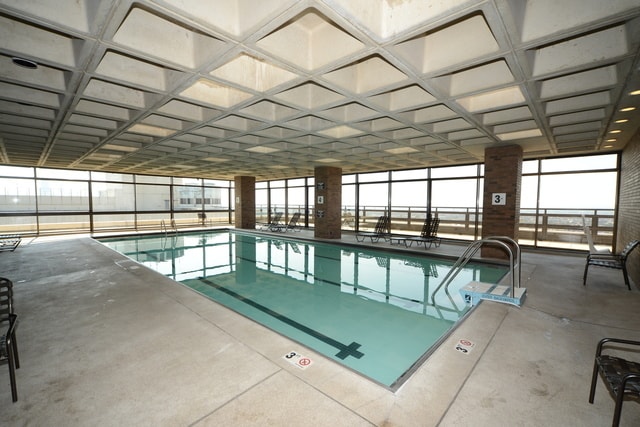 Building Photo - 2650 N Lakeview Ave