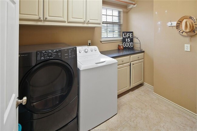 Building Photo - 200 Karten Ln