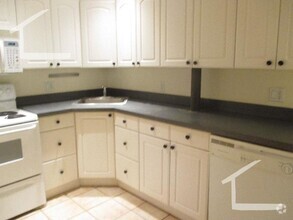 Building Photo - 3 Bed. 2 Full Baths. in Brookline, Steps f...