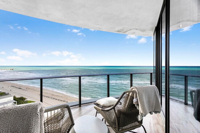 Building Photo - 15701 Collins Ave