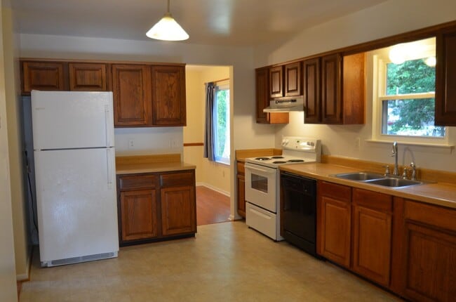 Building Photo - Spacious Yorktown Gem with New Flooring & Vaulted Ceilings