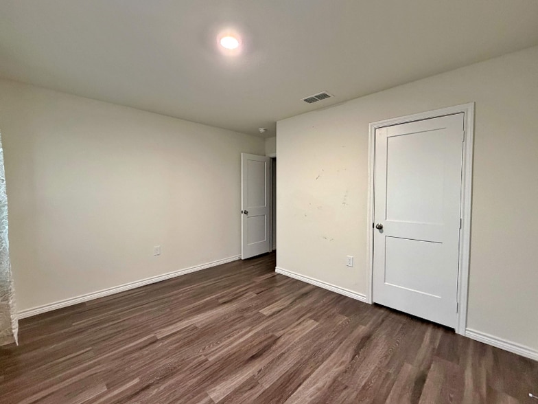 Building Photo - 7026 Phoenix Dr