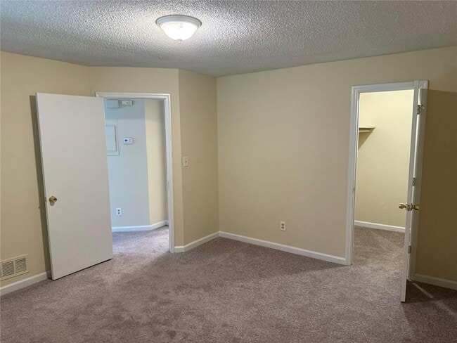 Building Photo - 1600 Oakpoint Dr SW