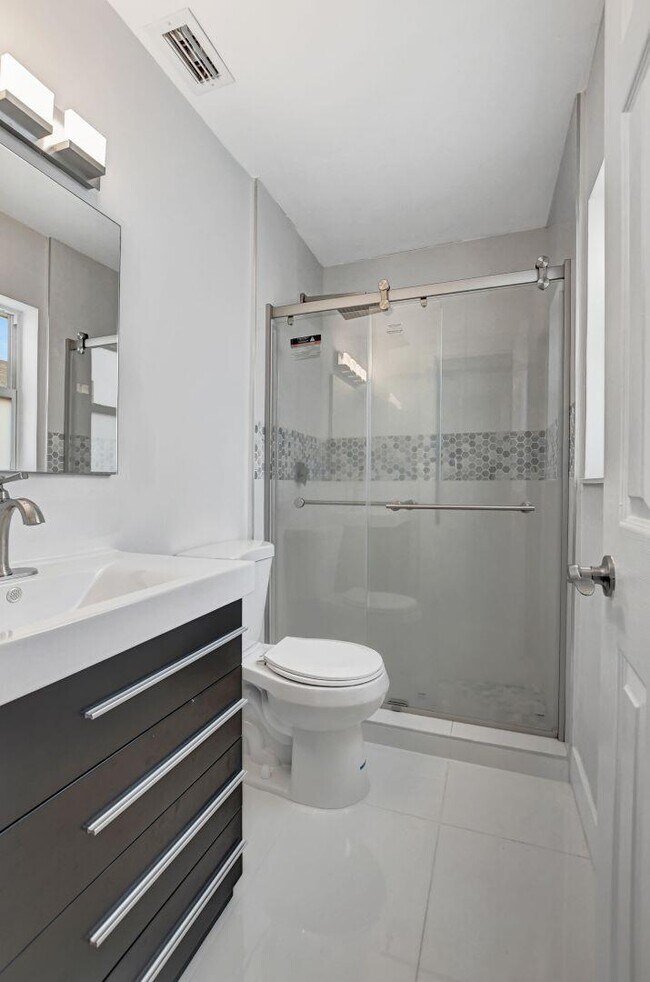Building Photo - 9632 Saddlebrook Dr