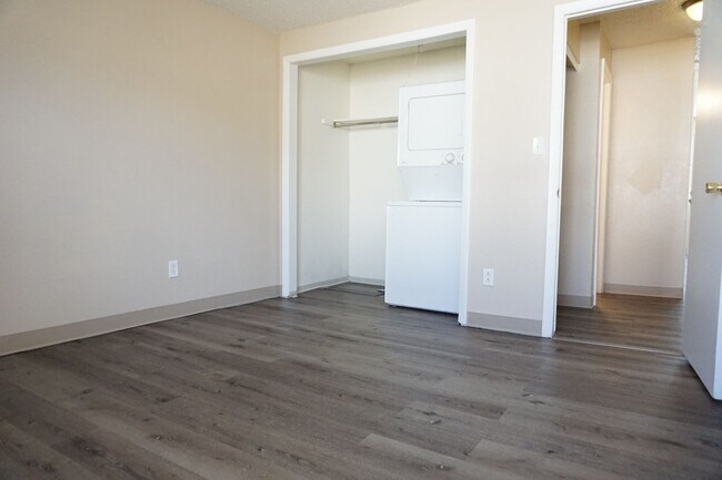 Building Photo - Spacious 2 Bedroom Condo
