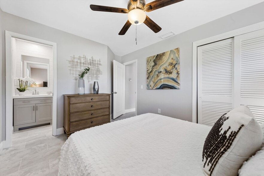 Building Photo - 1003 April Ln