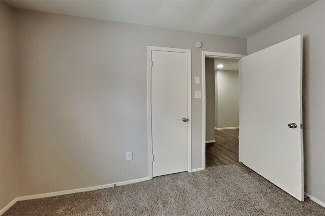 Building Photo - 22702 Market Square Ln