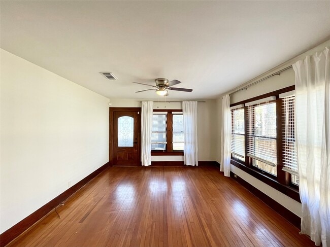 Building Photo - 405 E 28th St