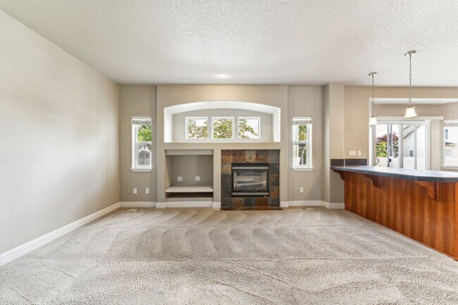 Building Photo - AVAILABLE FOR SHOWING ON 10/15!