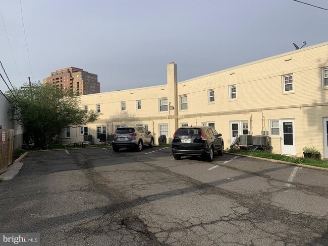 Building Photo - 732 N Oakland St