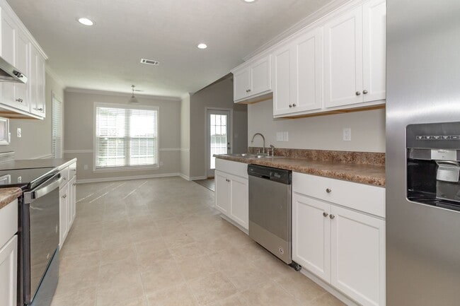 Building Photo - Ranch Near Gate 6