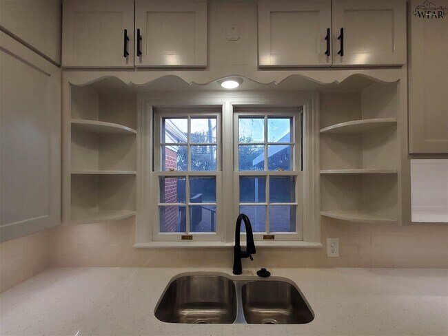 Building Photo - 2409 Martin St