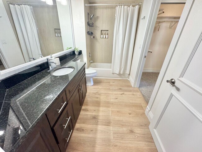 Building Photo - Great opportunity condo in a highly desirable central Las Vegas location