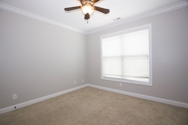 Building Photo - Woodlake Home