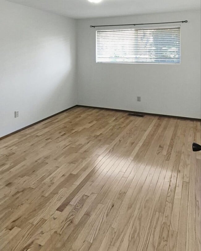 Building Photo - Split-Level Stunner with Skylight, Hardwoods & Room to Grow