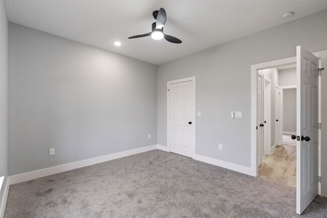 Building Photo - 7 Meadowview Dr