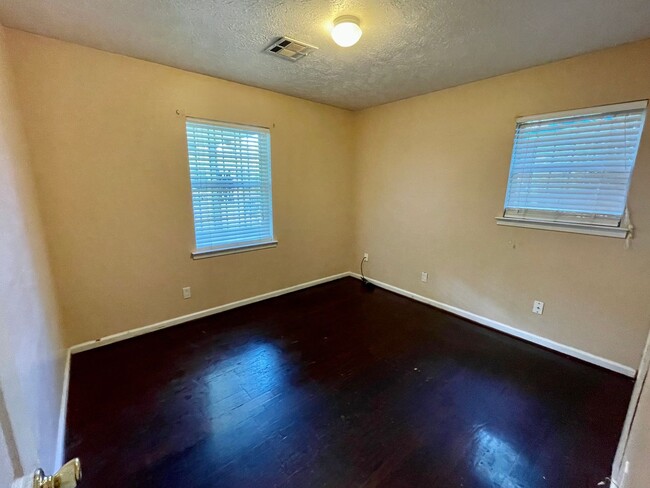 Building Photo - Three bedroom two bath close to the Northe...