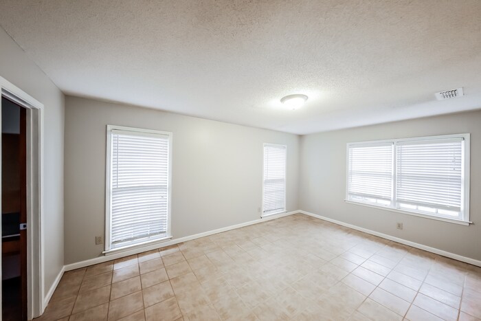 Building Photo - 3722 Woodhill Rd