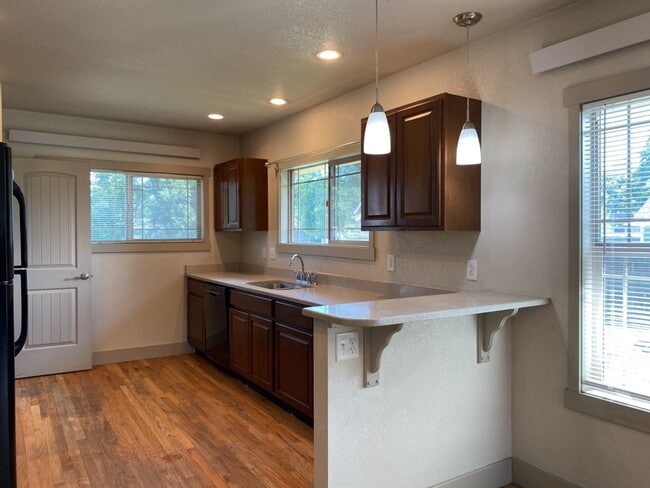 Building Photo - STUDENTS WELCOME! Charming 3 Bed 2 Bath Single Family Home in Old Town