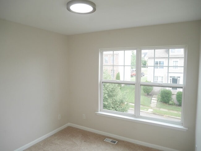 Building Photo - Rare Find! 4 Bedroom, 2 Bathroom Townhome ...