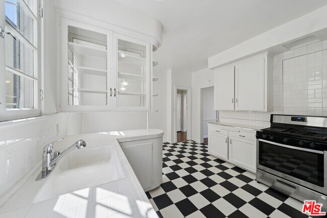 Building Photo - 1274 S Beverly Glen Blvd