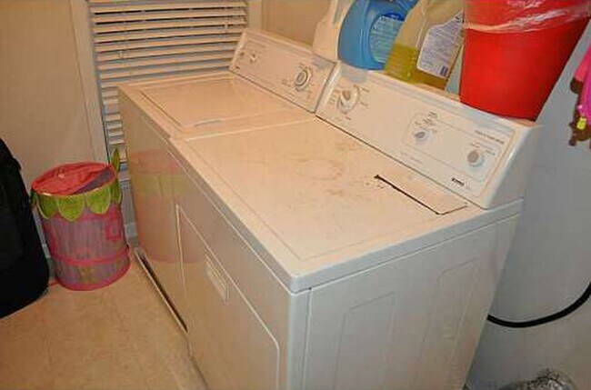 Building Photo - 908 Wendlebury Ct