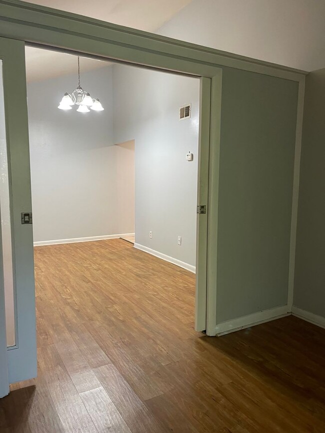 Building Photo - 1BR/1 BA/1 Bonus Room with balcony in Stad...