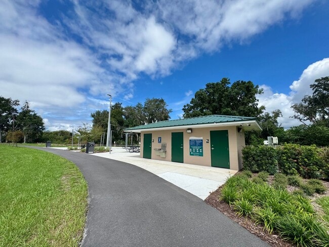Building Photo - Winter Ridge - End Unit & Canal Front