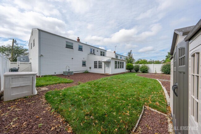 Building Photo - 62 Pinho Ave