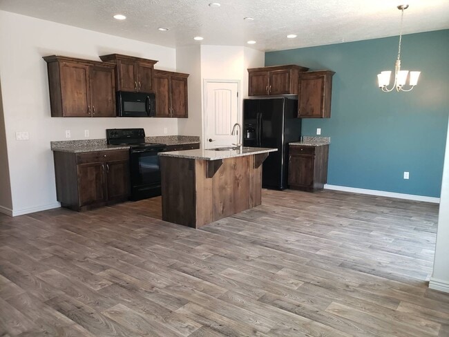 Primary Photo - Gorgeous 3 bedroom 2.5 baths with great am...