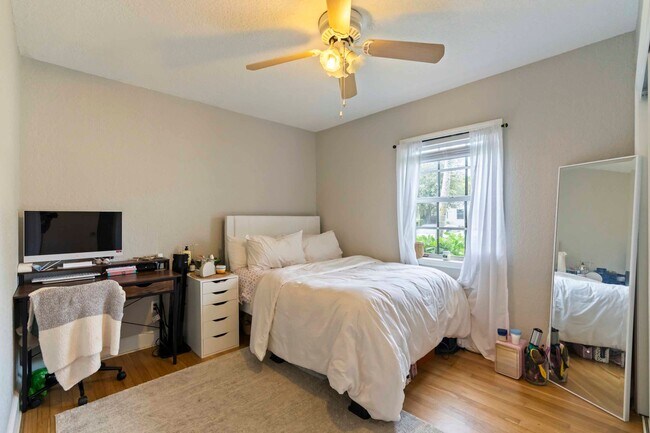 Building Photo - 548 NE 9th Ave