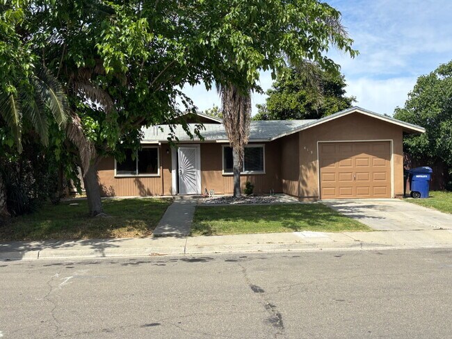 Building Photo - 2 Bedroom House Available Now for $1900!